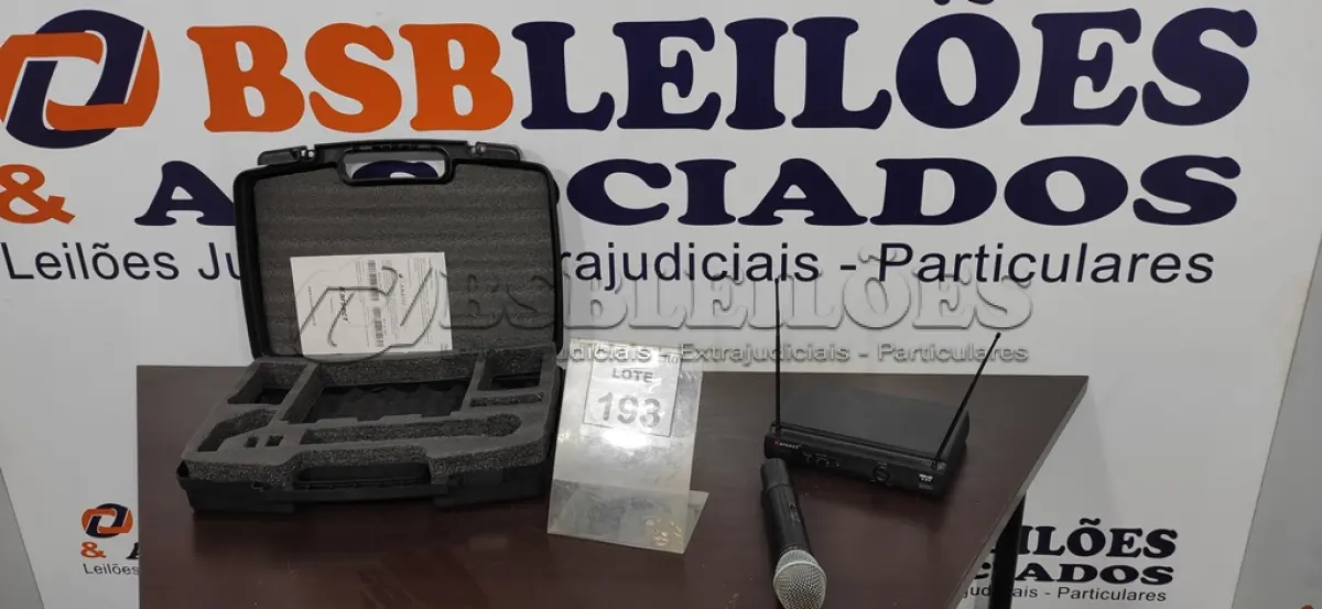 LOTE 193 - 01 RECEPTOR COM MICROFONE E CASE. (NO ESTADO) ATENÇÃO! FAZER A VISITAÇÃO ANTES DE ARREMATAR, NÃO SABEMOS SE FUNCIONA. LEILÃO NÃO TEM GARANTIA E NEM DEVOLUÇÃO, SUJEITO A POSSÍVEIS AVARIAS VISÍVEIS/OCULTAS E/OU AUSÊNCIA DE COMPONENTES.