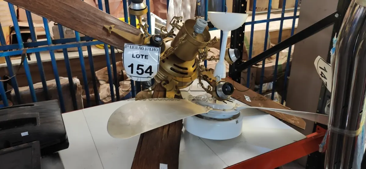 LOTE 154 - 02 VENTILADORES DE TETO SENDO 01 TIPO LUMINÁRIA COM 06 BOCAIS. (NO ESTADO) ATENÇÃO! FAZER A VISITAÇÃO ANTES DE ARREMATAR, NÃO SABEMOS SE FUNCIONA. LEILÃO NÃO TEM GARANTIA E NEM DEVOLUÇÃO, SUJEITO A POSSÍVEIS AVARIAS VISÍVEIS/OCULTAS E/OU AUSÊNCIA DE COMPONENTES.