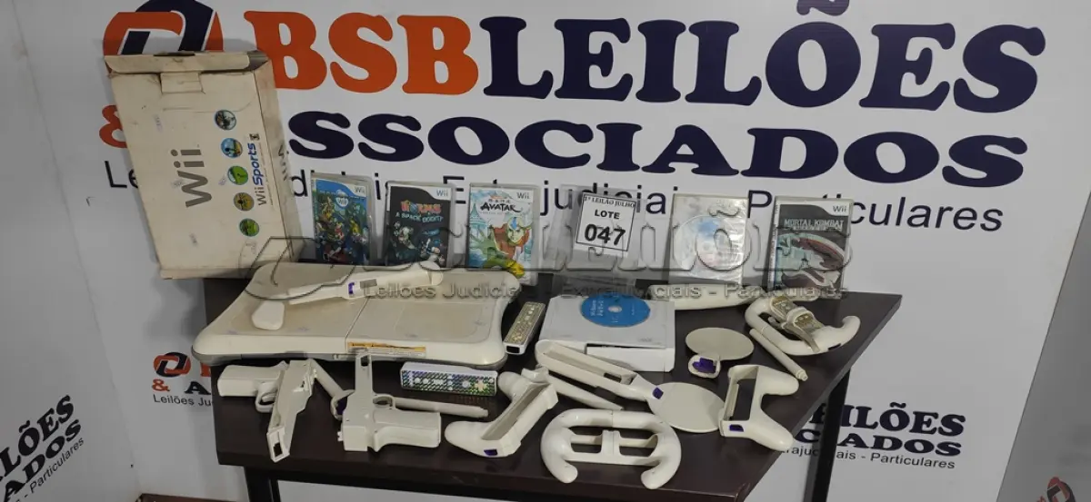LOTE 047 - 01NINTENDO WII COM CONTROLES, CABOS E ACESSÓRIOS. (NO ESTADO) ATENÇÃO! FAZER A VISITAÇÃO ANTES DE ARREMATAR, NÃO SABEMOS SE FUNCIONA. LEILÃO NÃO TEM GARANTIA E NEM DEVOLUÇÃO, SUJEITO A POSSÍVEIS AVARIAS VISÍVEIS/OCULTAS E/OU AUSÊNCIA DE COMPONENTES.