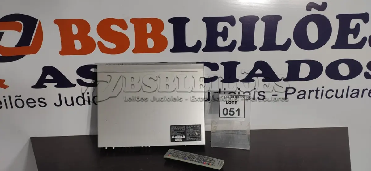 LOTE 051 - 01 APARELHO DE DVD PIONEER COM CONTROLE REMOTO 110V. (NO ESTADO) ATENÇÃO! FAZER A VISITAÇÃO ANTES DE ARREMATAR, NÃO SABEMOS SE FUNCIONA. LEILÃO NÃO TEM GARANTIA E NEM DEVOLUÇÃO, SUJEITO A POSSÍVEIS AVARIAS VISÍVEIS/OCULTAS E/OU AUSÊNCIA DE COMPONENTES.