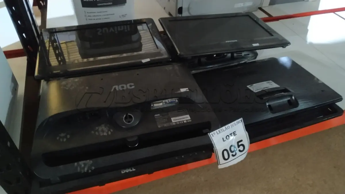 LOTE 095 - 08 MONITORES LCD DE MARCAS E MODELOS DIVERSOS. (NO ESTADO) ATENÇÃO! FAZER A VISITAÇÃO ANTES DE ARREMATAR, NÃO SABEMOS SE FUNCIONA. LEILÃO NÃO TEM GARANTIA E NEM DEVOLUÇÃO, SUJEITO A POSSÍVEIS AVARIAS VISÍVEIS/OCULTAS E/OU AUSÊNCIA DE COMPONENTES.