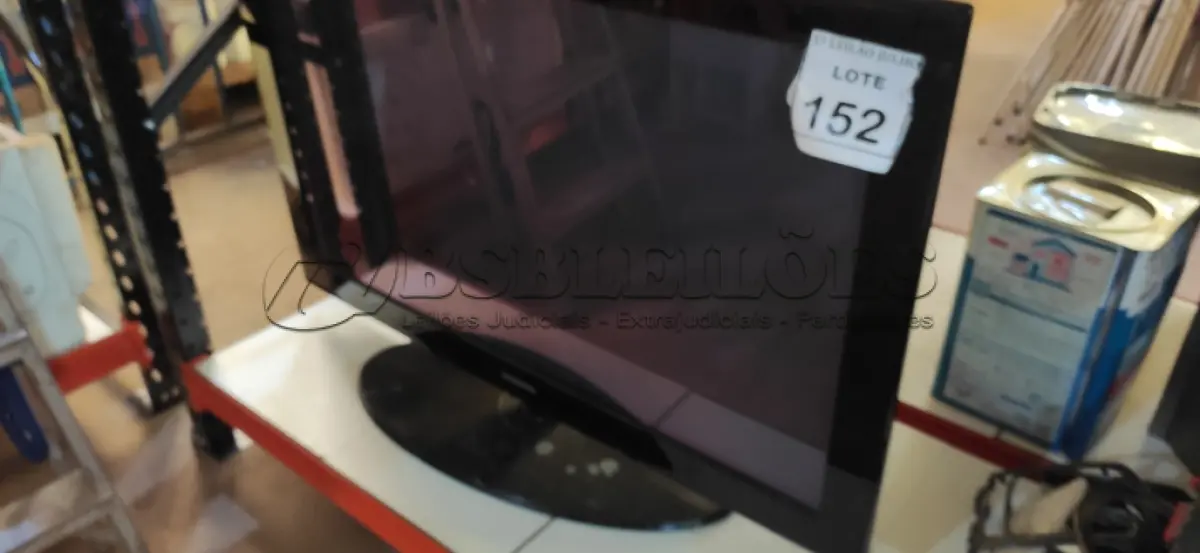 LOTE 152 - 01 TV LCD 42’’ MARCA SAMSUNG. (NO ESTADO) ATENÇÃO! FAZER A VISITAÇÃO ANTES DE ARREMATAR, NÃO SABEMOS SE FUNCIONA. LEILÃO NÃO TEM GARANTIA E NEM DEVOLUÇÃO, SUJEITO A POSSÍVEIS AVARIAS VISÍVEIS/OCULTAS E/OU AUSÊNCIA DE COMPONENTES.