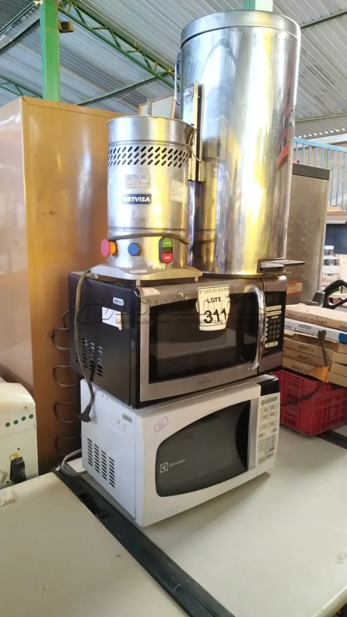 LOTE 311 - 02 MICRO-ONDAS SEM PRATO SENDO 01 MARCA EMERSON E 01 MARCA ELECTROLUX, 01 LIXEIRA EM INOX E 01 PROCESSADOR DE ALIMENTOS MARCA METVISA. (NO ESTADO) ATENÇÃO! FAZER A VISITAÇÃO ANTES DE ARREMATAR, NÃO SABEMOS SE FUNCIONA. LEILÃO NÃO TEM GARANTIA E NEM DEVOLUÇÃO, SUJEITO A POSSÍVEIS AVARIAS VISÍVEIS/OCULTAS E/OU AUSÊNCIA DE COMPONENTES.