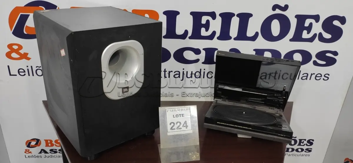 LOTE 224 - 01 TOCA DISCO E 01 CAIXA DE SOM MARCA JBL. (NO ESTADO) ATENÇÃO! FAZER A VISITAÇÃO ANTES DE ARREMATAR, NÃO SABEMOS SE FUNCIONA. LEILÃO NÃO TEM GARANTIA E NEM DEVOLUÇÃO, SUJEITO A POSSÍVEIS AVARIAS VISÍVEIS/OCULTAS E/OU AUSÊNCIA DE COMPONENTES.