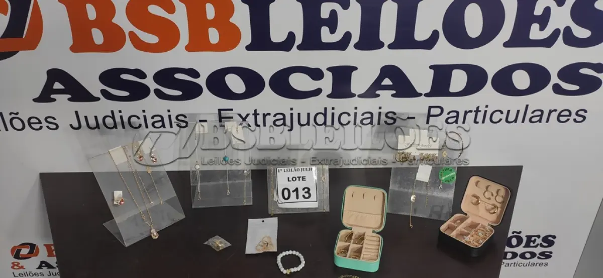 LOTE 013 - 01 LOTE COM DIVERSAS BIJUTERIAS. (NO ESTADO) ATENÇÃO! FAZER A VISITAÇÃO ANTES DE ARREMATAR, NÃO SABEMOS SE FUNCIONA. LEILÃO NÃO TEM GARANTIA E NEM DEVOLUÇÃO, SUJEITO A POSSÍVEIS AVARIAS VISÍVEIS/OCULTAS E/OU AUSÊNCIA DE COMPONENTES.