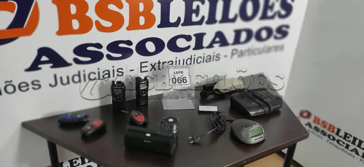 LOTE 066 - 05 RÁDIOS COMUNICADORES, 02 RÁDIOS RELÓGIOS, 02 CAIXINHAS DE SOM E 01 AMPLIFICADOR DE VOZ.  (NO ESTADO) ATENÇÃO! FAZER A VISITAÇÃO ANTES DE ARREMATAR, NÃO SABEMOS SE FUNCIONA. LEILÃO NÃO TEM GARANTIA E NEM DEVOLUÇÃO, SUJEITO A POSSÍVEIS AVARIAS VISÍVEIS/OCULTAS E/OU AUSÊNCIA DE COMPONENTES.
