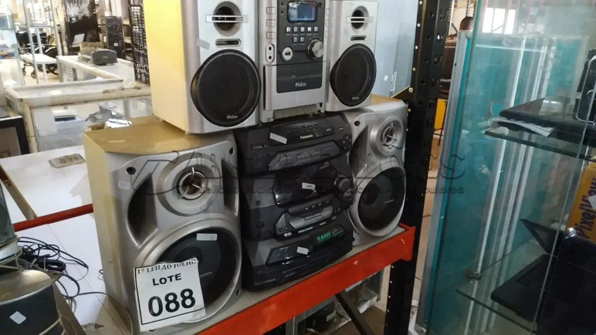 LOTE 088 - 02 APARELHOS DE SOM SENDO 01 MARCA PANASONIC E 01 MARCA PHILCO. (NO ESTADO) ATENÇÃO! FAZER A VISITAÇÃO ANTES DE ARREMATAR, NÃO SABEMOS SE FUNCIONA. LEILÃO NÃO TEM GARANTIA E NEM DEVOLUÇÃO, SUJEITO A POSSÍVEIS AVARIAS VISÍVEIS/OCULTAS E/OU AUSÊNCIA DE COMPONENTES.