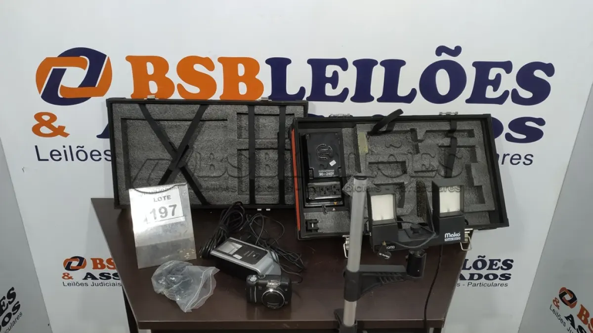 LOTE 197 - 01 CASE COM APARELHOS PARA FOTOGRAFIA. (NO ESTADO) ATENÇÃO! FAZER A VISITAÇÃO ANTES DE ARREMATAR, NÃO SABEMOS SE FUNCIONA. LEILÃO NÃO TEM GARANTIA E NEM DEVOLUÇÃO, SUJEITO A POSSÍVEIS AVARIAS VISÍVEIS/OCULTAS E/OU AUSÊNCIA DE COMPONENTES.