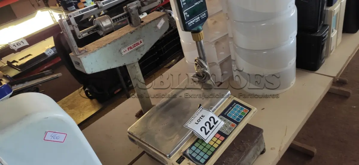 LOTE 222 - 01 BALANÇA FILIZONA 01 BALANÇA DIGITAL MARCA KRATOS. (NO ESTADO) ATENÇÃO! FAZER A VISITAÇÃO ANTES DE ARREMATAR, NÃO SABEMOS SE FUNCIONA. LEILÃO NÃO TEM GARANTIA E NEM DEVOLUÇÃO, SUJEITO A POSSÍVEIS AVARIAS VISÍVEIS/OCULTAS E/OU AUSÊNCIA DE COMPONENTES.