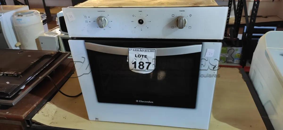 LOTE 187 - 01 FORNO ELÉTRICO DE EMBUTIR MARCA ELECTROLUX. (NO ESTADO) ATENÇÃO! FAZER A VISITAÇÃO ANTES DE ARREMATAR, NÃO SABEMOS SE FUNCIONA. LEILÃO NÃO TEM GARANTIA E NEM DEVOLUÇÃO, SUJEITO A POSSÍVEIS AVARIAS VISÍVEIS/OCULTAS E/OU AUSÊNCIA DE COMPONENTES.