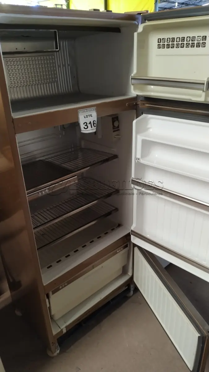 LOTE 316 - 01 GELADEIRA 03 PORTAS MARCA BRASTEMP 220V. (NO ESTADO) ATENÇÃO! FAZER A VISITAÇÃO ANTES DE ARREMATAR, NÃO SABEMOS SE FUNCIONA. LEILÃO NÃO TEM GARANTIA E NEM DEVOLUÇÃO, SUJEITO A POSSÍVEIS AVARIAS VISÍVEIS/OCULTAS E/OU AUSÊNCIA DE COMPONENTES.