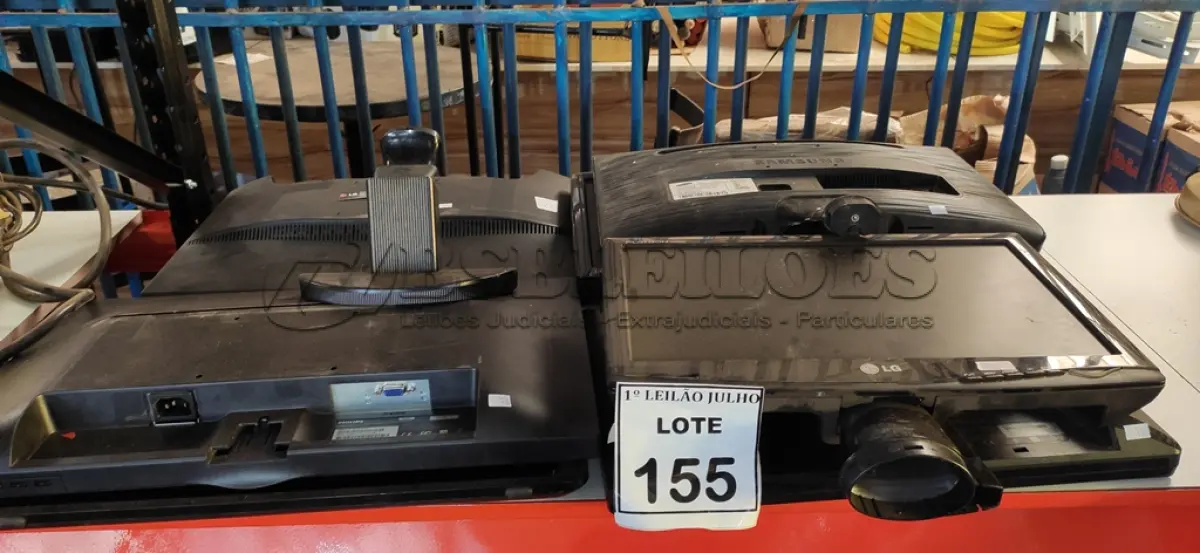 LOTE 155 - 08 MONITORES LCD DE MARCAS E MODELOS DIVERSOS. (NO ESTADO) ATENÇÃO! FAZER A VISITAÇÃO ANTES DE ARREMATAR, NÃO SABEMOS SE FUNCIONA. LEILÃO NÃO TEM GARANTIA E NEM DEVOLUÇÃO, SUJEITO A POSSÍVEIS AVARIAS VISÍVEIS/OCULTAS E/OU AUSÊNCIA DE COMPONENTES.
