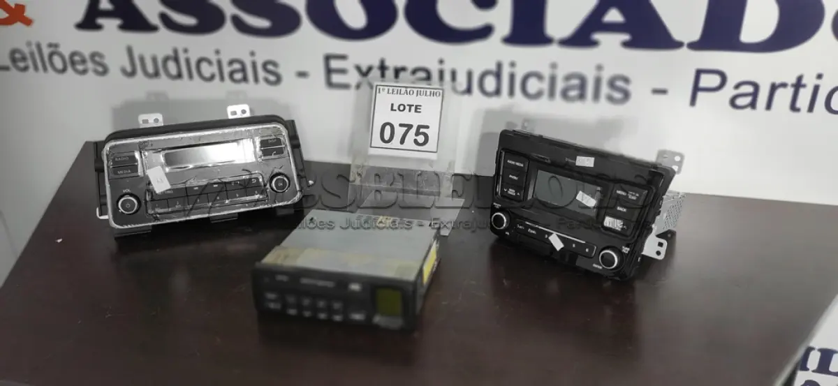 LOTE 075 - 03 APARELHOS DE SOM AUTOMOTIVO.  (NO ESTADO) ATENÇÃO! FAZER A VISITAÇÃO ANTES DE ARREMATAR, NÃO SABEMOS SE FUNCIONA. LEILÃO NÃO TEM GARANTIA E NEM DEVOLUÇÃO, SUJEITO A POSSÍVEIS AVARIAS VISÍVEIS/OCULTAS E/OU AUSÊNCIA DE COMPONENTES.