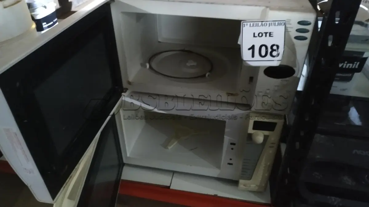 LOTE 108 - 03 FORNOS MICRO-ONDAS DE MARCAS E MODELOS DIVERSOS SEM PRATO. (NO ESTADO) ATENÇÃO! FAZER A VISITAÇÃO ANTES DE ARREMATAR, NÃO SABEMOS SE FUNCIONA. LEILÃO NÃO TEM GARANTIA E NEM DEVOLUÇÃO, SUJEITO A POSSÍVEIS AVARIAS VISÍVEIS/OCULTAS E/OU AUSÊNCIA DE COMPONENTES.