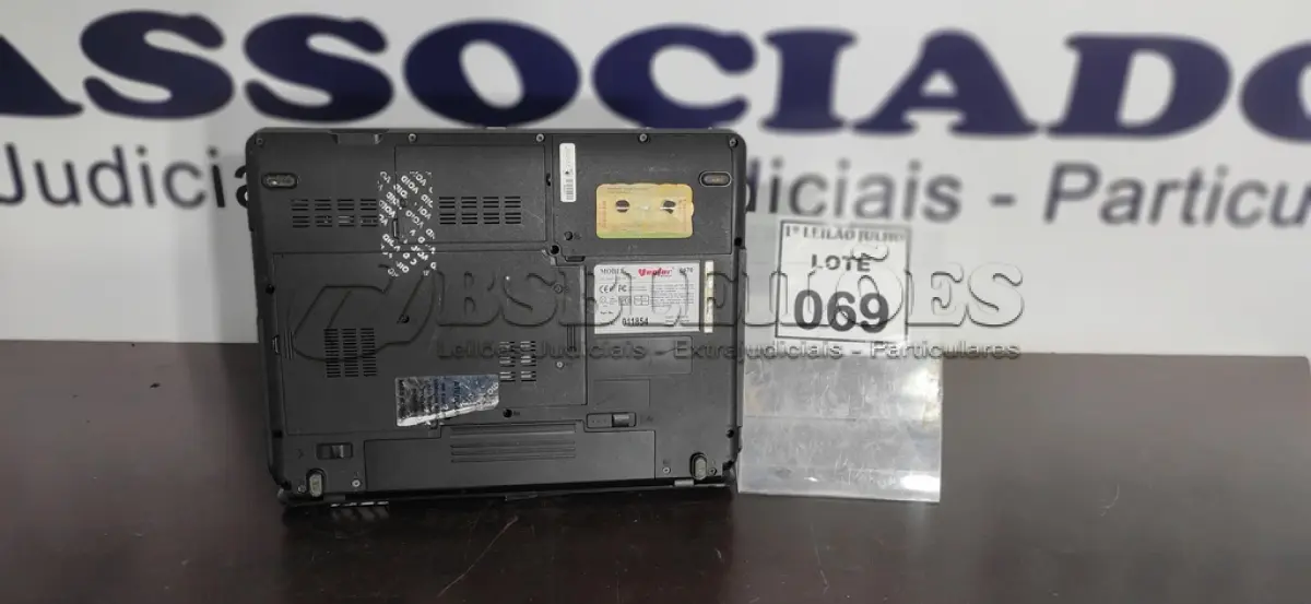 LOTE 069 - 01 NOTEBOOK MARCA VECTOR.  (NO ESTADO) ATENÇÃO! FAZER A VISITAÇÃO ANTES DE ARREMATAR, NÃO SABEMOS SE FUNCIONA. LEILÃO NÃO TEM GARANTIA E NEM DEVOLUÇÃO, SUJEITO A POSSÍVEIS AVARIAS VISÍVEIS/OCULTAS E/OU AUSÊNCIA DE COMPONENTES.