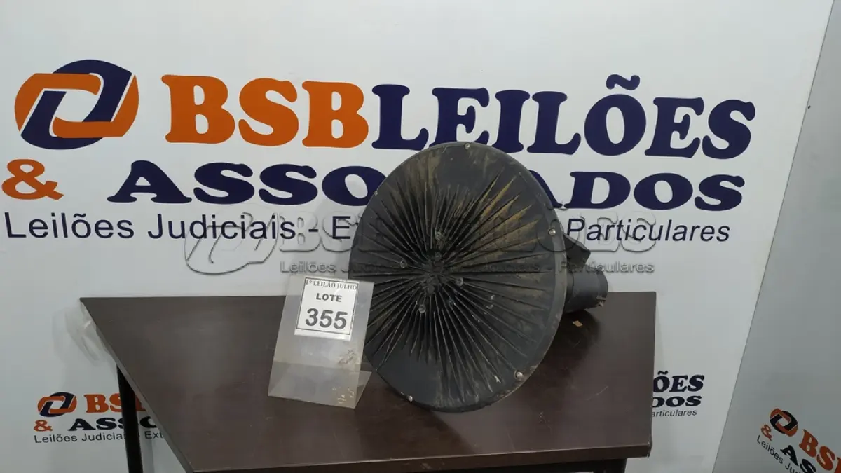 LOTE 355 - 01 LUMINÁRIA PARA JARDIM. (NO ESTADO) ATENÇÃO! FAZER A VISITAÇÃO ANTES DE ARREMATAR, NÃO SABEMOS SE FUNCIONA. LEILÃO NÃO TEM GARANTIA E NEM DEVOLUÇÃO, SUJEITO A POSSÍVEIS AVARIAS VISÍVEIS/OCULTAS E/OU AUSÊNCIA DE COMPONENTES.