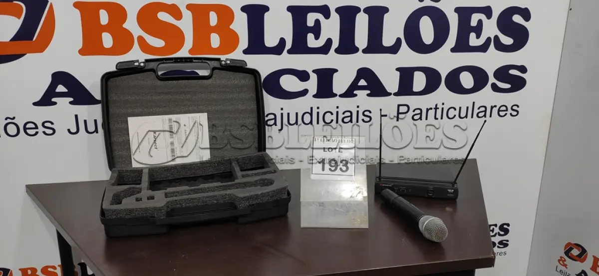 LOTE 193 - 01 RECEPTOR COM MICROFONE E CASE. (NO ESTADO) ATENÇÃO! FAZER A VISITAÇÃO ANTES DE ARREMATAR, NÃO SABEMOS SE FUNCIONA. LEILÃO NÃO TEM GARANTIA E NEM DEVOLUÇÃO, SUJEITO A POSSÍVEIS AVARIAS VISÍVEIS/OCULTAS E/OU AUSÊNCIA DE COMPONENTES.