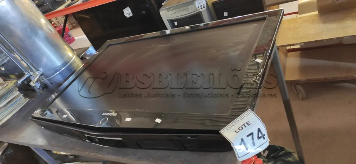 LOTE 174 - 01 TV LCD 40’’ MARCA SAMSUNG. (NO ESTADO) ATENÇÃO! FAZER A VISITAÇÃO ANTES DE ARREMATAR, NÃO SABEMOS SE FUNCIONA. LEILÃO NÃO TEM GARANTIA E NEM DEVOLUÇÃO, SUJEITO A POSSÍVEIS AVARIAS VISÍVEIS/OCULTAS E/OU AUSÊNCIA DE COMPONENTES.