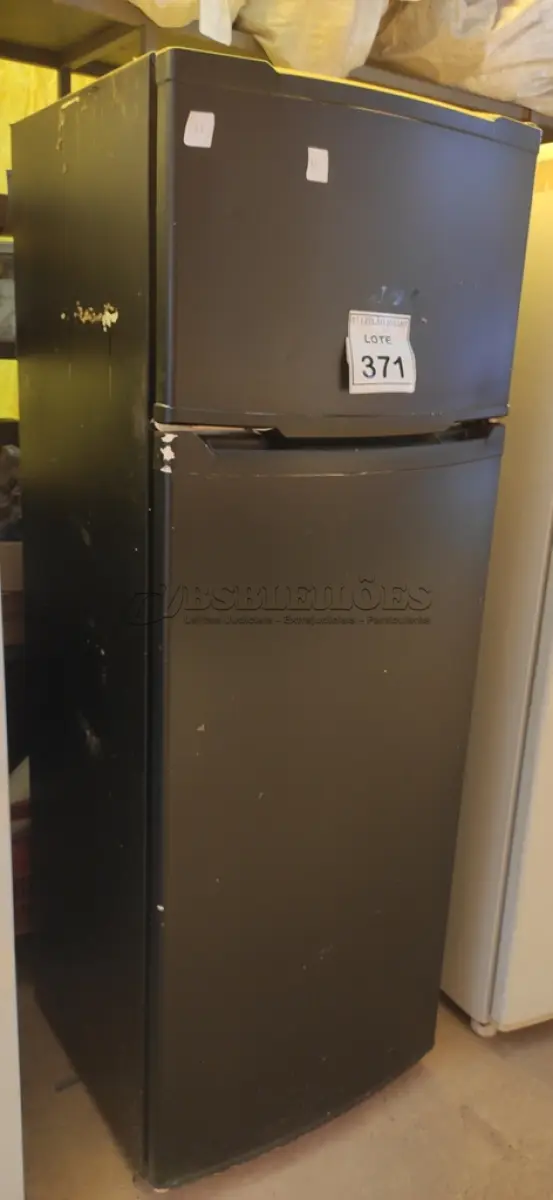 LOTE 371 - 01 GELADEIRA SEM MARCA APARENTE 220V COM AVARIAS. (NO ESTADO) ATENÇÃO! FAZER A VISITAÇÃO ANTES DE ARREMATAR, NÃO SABEMOS SE FUNCIONA. LEILÃO NÃO TEM GARANTIA E NEM DEVOLUÇÃO, SUJEITO A POSSÍVEIS AVARIAS VISÍVEIS/OCULTAS E/OU AUSÊNCIA DE COMPONENTES.