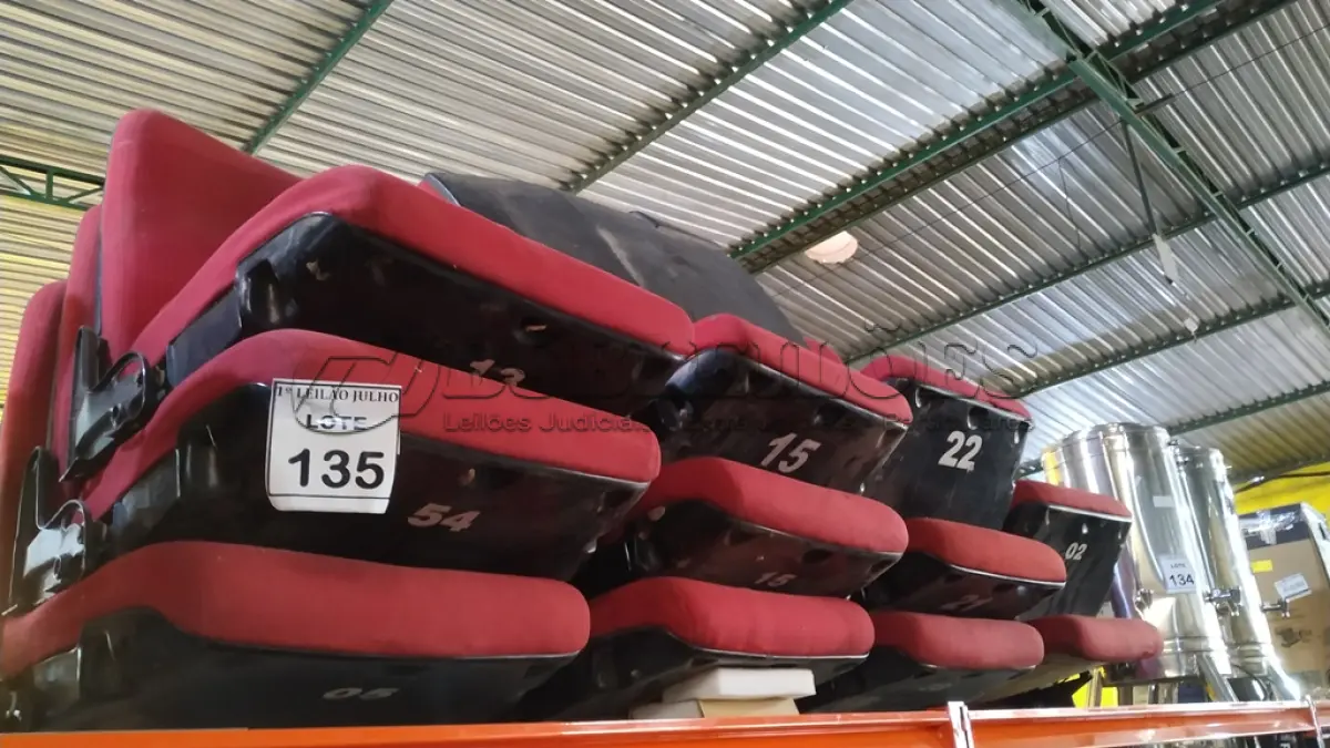 LOTE 135 - 12 POLTRONAS DE AUDITÓRIO NA COR VERMELHA. (NO ESTADO) ATENÇÃO! FAZER A VISITAÇÃO ANTES DE ARREMATAR, NÃO SABEMOS SE FUNCIONA. LEILÃO NÃO TEM GARANTIA E NEM DEVOLUÇÃO, SUJEITO A POSSÍVEIS AVARIAS VISÍVEIS/OCULTAS E/OU AUSÊNCIA DE COMPONENTES.