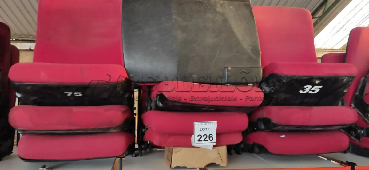 LOTE 226 - 10 POLTRONAS DE AUDITÓRIO NA COR VERMELHA. (NO ESTADO) ATENÇÃO! FAZER A VISITAÇÃO ANTES DE ARREMATAR, NÃO SABEMOS SE FUNCIONA. LEILÃO NÃO TEM GARANTIA E NEM DEVOLUÇÃO, SUJEITO A POSSÍVEIS AVARIAS VISÍVEIS/OCULTAS E/OU AUSÊNCIA DE COMPONENTES.