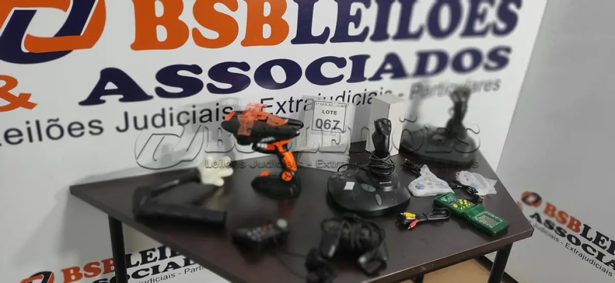 LOTE 067 - 02 JOYSTICKS, 04 CONTROLES DE VIDEOGAME, 01 TOP GAME, 01 LANÇADOR DE AVIÃO DE PAPEL E 01 GANCHO DECORATIVO.  (NO ESTADO) ATENÇÃO! FAZER A VISITAÇÃO ANTES DE ARREMATAR, NÃO SABEMOS SE FUNCIONA. LEILÃO NÃO TEM GARANTIA E NEM DEVOLUÇÃO, SUJEITO A POSSÍVEIS AVARIAS VISÍVEIS/OCULTAS E/OU AUSÊNCIA DE COMPONENTES.