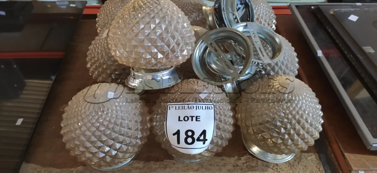 LOTE 184 - 01 LOTE COM VÁRIAS CÚPULAS DE VIDRO. (NO ESTADO) ATENÇÃO! FAZER A VISITAÇÃO ANTES DE ARREMATAR, NÃO SABEMOS SE FUNCIONA. LEILÃO NÃO TEM GARANTIA E NEM DEVOLUÇÃO, SUJEITO A POSSÍVEIS AVARIAS VISÍVEIS/OCULTAS E/OU AUSÊNCIA DE COMPONENTES.