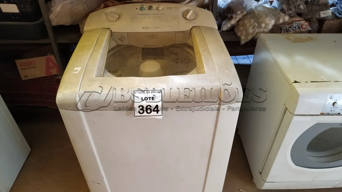 LOTE 364 - 01 MÁQUINA DE LAVAR 8KG MARCA ELECTROLUX 110V COM AVARIAS. (NO ESTADO) ATENÇÃO! FAZER A VISITAÇÃO ANTES DE ARREMATAR, NÃO SABEMOS SE FUNCIONA. LEILÃO NÃO TEM GARANTIA E NEM DEVOLUÇÃO, SUJEITO A POSSÍVEIS AVARIAS VISÍVEIS/OCULTAS E/OU AUSÊNCIA DE COMPONENTES.