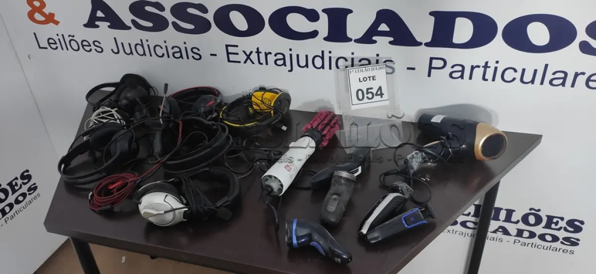 LOTE 054 - 01 ESCOVA ELÉTRICA, 01 SECADOR DE CABELO E DIVERSOS HEADPHONES. (NO ESTADO) ATENÇÃO! FAZER A VISITAÇÃO ANTES DE ARREMATAR, NÃO SABEMOS SE FUNCIONA. LEILÃO NÃO TEM GARANTIA E NEM DEVOLUÇÃO, SUJEITO A POSSÍVEIS AVARIAS VISÍVEIS/OCULTAS E/OU AUSÊNCIA DE COMPONENTES.