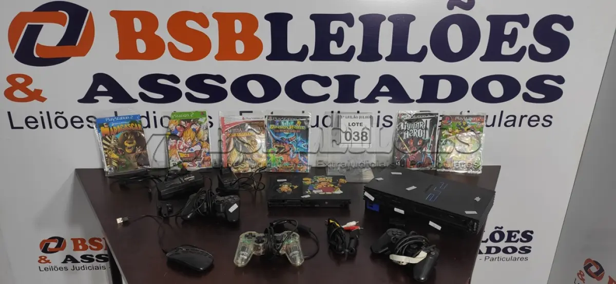 LOTE 038 - 02 PLAYSTATIONS, 2 COM CONTROLES, CABOS E JOGOS. (NO ESTADO) ATENÇÃO! FAZER A VISITAÇÃO ANTES DE ARREMATAR, NÃO SABEMOS SE FUNCIONA. LEILÃO NÃO TEM GARANTIA E NEM DEVOLUÇÃO, SUJEITO A POSSÍVEIS AVARIAS VISÍVEIS/OCULTAS E/OU AUSÊNCIA DE COMPONENTES.