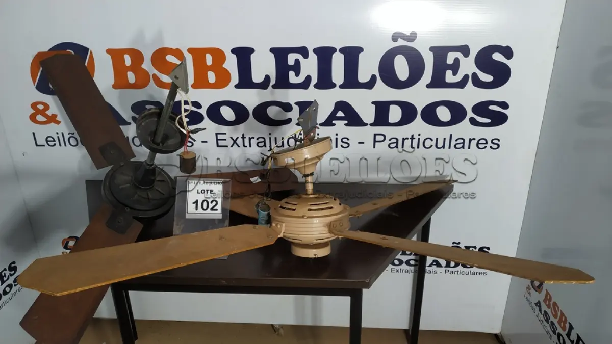 LOTE 102 - 02 VENTILADORES DE TETO. (NO ESTADO) ATENÇÃO! FAZER A VISITAÇÃO ANTES DE ARREMATAR, NÃO SABEMOS SE FUNCIONA. LEILÃO NÃO TEM GARANTIA E NEM DEVOLUÇÃO, SUJEITO A POSSÍVEIS AVARIAS VISÍVEIS/OCULTAS E/OU AUSÊNCIA DE COMPONENTES.