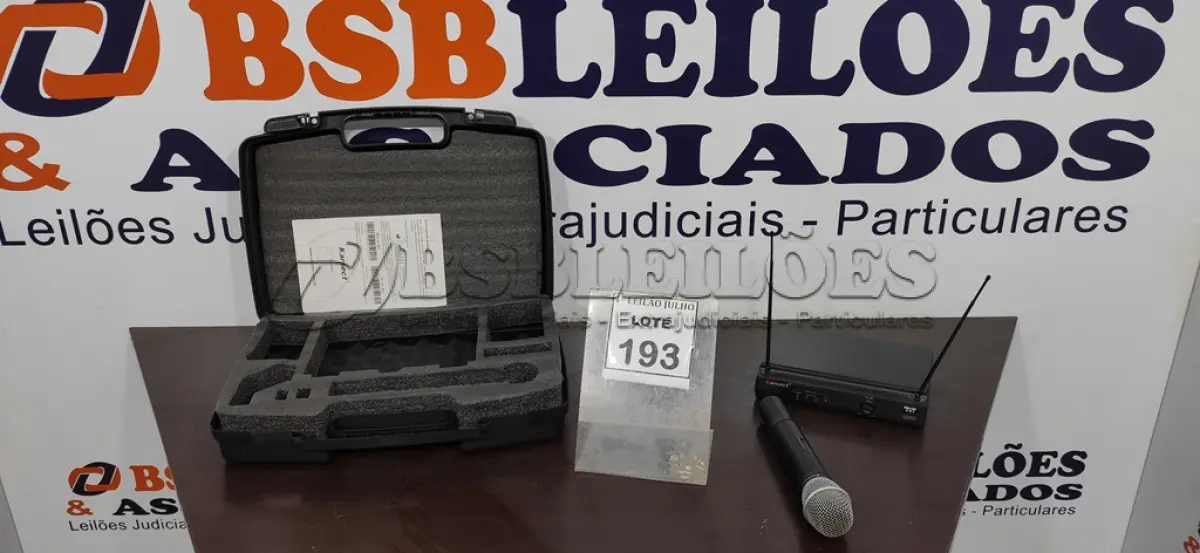 LOTE 193 - 01 RECEPTOR COM MICROFONE E CASE. (NO ESTADO) ATENÇÃO! FAZER A VISITAÇÃO ANTES DE ARREMATAR, NÃO SABEMOS SE FUNCIONA. LEILÃO NÃO TEM GARANTIA E NEM DEVOLUÇÃO, SUJEITO A POSSÍVEIS AVARIAS VISÍVEIS/OCULTAS E/OU AUSÊNCIA DE COMPONENTES.