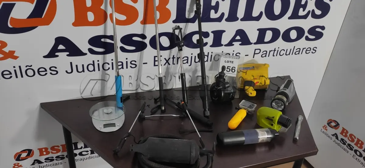 LOTE 056 - 01 LOTE COM DIVERSAS LANTERNAS, PAU DE SELFIE, BOMBA DE AR E BALANÇA DIGITAL. (NO ESTADO) ATENÇÃO! FAZER A VISITAÇÃO ANTES DE ARREMATAR, NÃO SABEMOS SE FUNCIONA. LEILÃO NÃO TEM GARANTIA E NEM DEVOLUÇÃO, SUJEITO A POSSÍVEIS AVARIAS VISÍVEIS/OCULTAS E/OU AUSÊNCIA DE COMPONENTES.