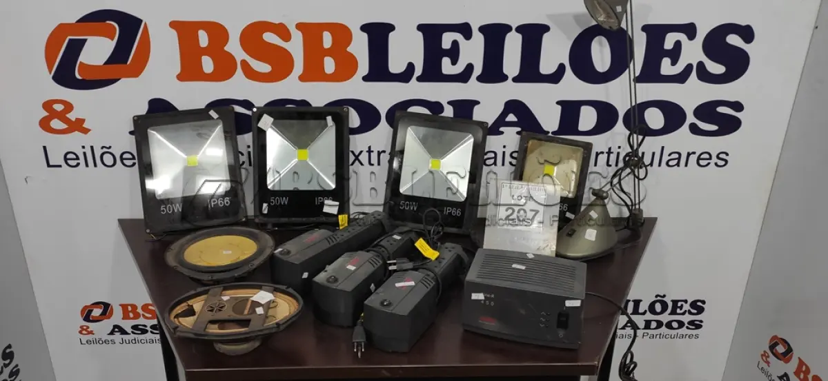 LOTE 207 - 02 AUTOS FALANTES, 03 REFLETORES, 03 FILTROS DE LINHA COM 04 TOMADAS CADA MARCA APC, 01 ESTABILIZADOR E 01 LUMINÁRIA DE MESA.  (NO ESTADO) ATENÇÃO! FAZER A VISITAÇÃO ANTES DE ARREMATAR, NÃO SABEMOS SE FUNCIONA. LEILÃO NÃO TEM GARANTIA E NEM DEVOLUÇÃO, SUJEITO A POSSÍVEIS AVARIAS VISÍVEIS/OCULTAS E/OU AUSÊNCIA DE COMPONENTES.