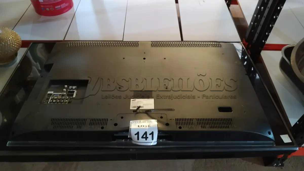 LOTE 141 - 01 TV LCD 40’’ MARCA SAMSUNG E 01 TV LCD 55’’ MARCA LG. (NO ESTADO) ATENÇÃO! FAZER A VISITAÇÃO ANTES DE ARREMATAR, NÃO SABEMOS SE FUNCIONA. LEILÃO NÃO TEM GARANTIA E NEM DEVOLUÇÃO, SUJEITO A POSSÍVEIS AVARIAS VISÍVEIS/OCULTAS E/OU AUSÊNCIA DE COMPONENTES.