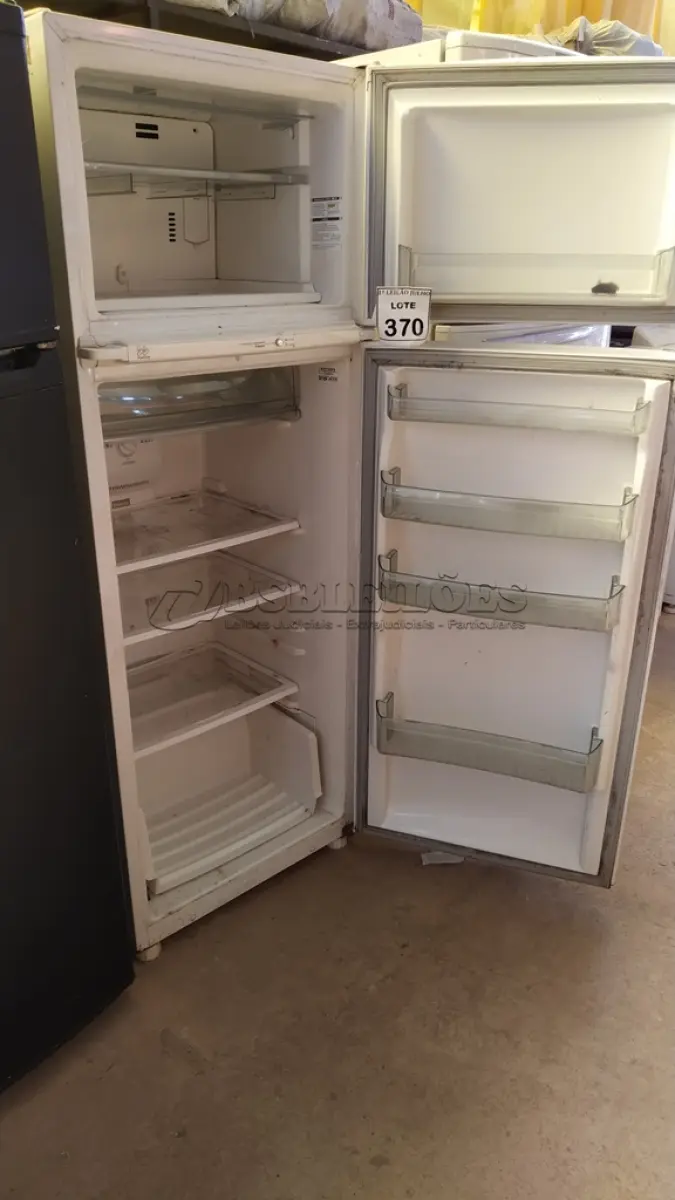 LOTE 370 - 01 GELADEIRA MARCA BRASTEMP 220V COM AVARIAS. (NO ESTADO) ATENÇÃO! FAZER A VISITAÇÃO ANTES DE ARREMATAR, NÃO SABEMOS SE FUNCIONA. LEILÃO NÃO TEM GARANTIA E NEM DEVOLUÇÃO, SUJEITO A POSSÍVEIS AVARIAS VISÍVEIS/OCULTAS E/OU AUSÊNCIA DE COMPONENTES.