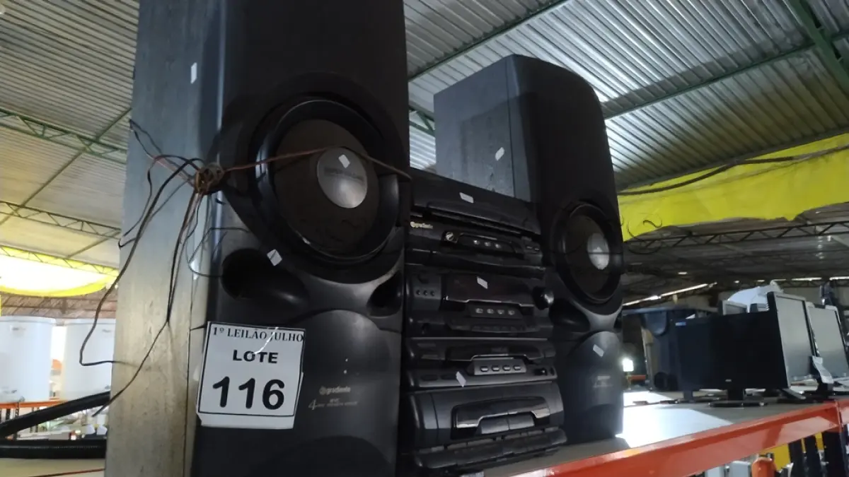 LOTE 116 - 01 APARELHO DE SOM 3 EM 01 MARCA GRADIENTE. (NO ESTADO) ATENÇÃO! FAZER A VISITAÇÃO ANTES DE ARREMATAR, NÃO SABEMOS SE FUNCIONA. LEILÃO NÃO TEM GARANTIA E NEM DEVOLUÇÃO, SUJEITO A POSSÍVEIS AVARIAS VISÍVEIS/OCULTAS E/OU AUSÊNCIA DE COMPONENTES.