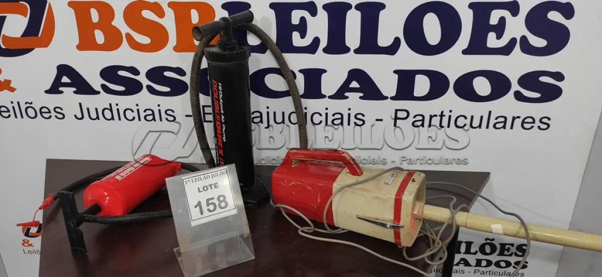 LOTE 158 - 01 ASPIRADOR DE PÓ E 02 BOMBAS PARA ENCHER COLCHÃO INFLÁVEL. (NO ESTADO) ATENÇÃO! FAZER A VISITAÇÃO ANTES DE ARREMATAR, NÃO SABEMOS SE FUNCIONA. LEILÃO NÃO TEM GARANTIA E NEM DEVOLUÇÃO, SUJEITO A POSSÍVEIS AVARIAS VISÍVEIS/OCULTAS E/OU AUSÊNCIA DE COMPONENTES.
