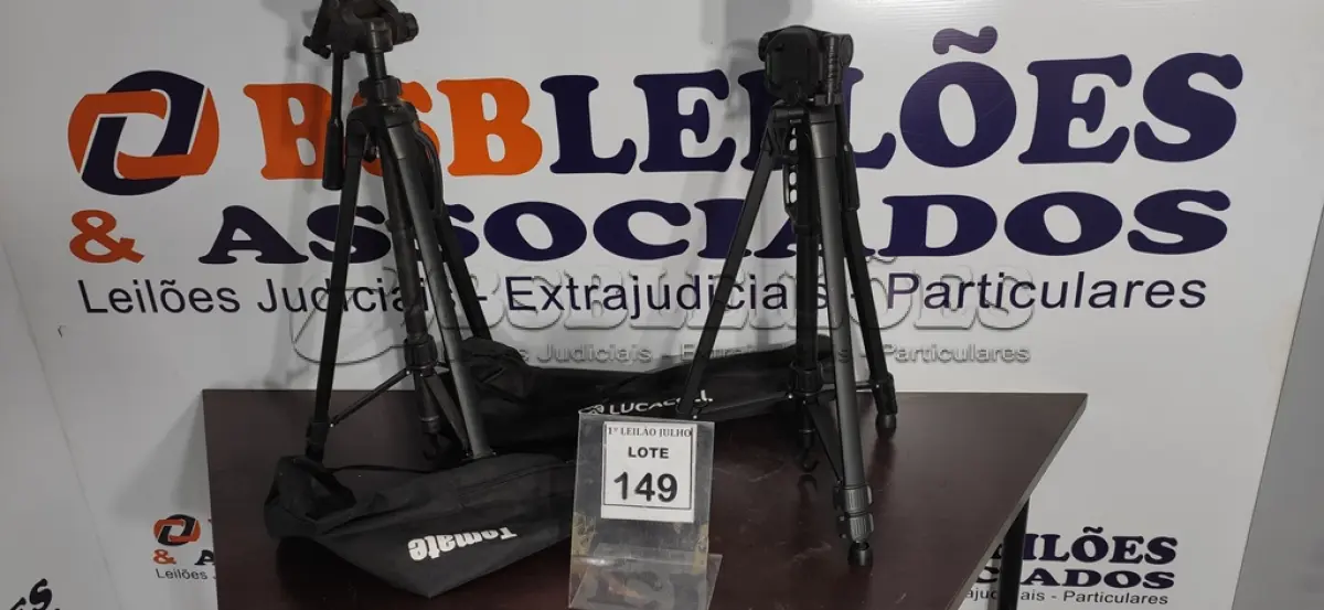 LOTE 149 - 02 TRIPÉS PARA CÂMERAS FOTOGRÁFICAS SENDO 01 MARCA LUCACELL E 01 MARCA TOMATE. (NO ESTADO) ATENÇÃO! FAZER A VISITAÇÃO ANTES DE ARREMATAR, NÃO SABEMOS SE FUNCIONA. LEILÃO NÃO TEM GARANTIA E NEM DEVOLUÇÃO, SUJEITO A POSSÍVEIS AVARIAS VISÍVEIS/OCULTAS E/OU AUSÊNCIA DE COMPONENTES.