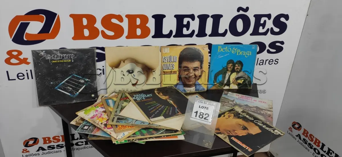LOTE 182 - 01 LOTE COM VÁRIOS DISCOS DE VINIL. (NO ESTADO) ATENÇÃO! FAZER A VISITAÇÃO ANTES DE ARREMATAR, NÃO SABEMOS SE FUNCIONA. LEILÃO NÃO TEM GARANTIA E NEM DEVOLUÇÃO, SUJEITO A POSSÍVEIS AVARIAS VISÍVEIS/OCULTAS E/OU AUSÊNCIA DE COMPONENTES.