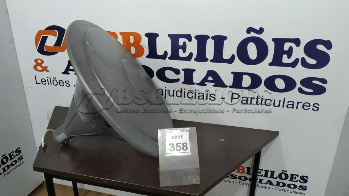 LOTE 358 - 01 LUMINÁRIA LED PARA JARDIM. (NO ESTADO) ATENÇÃO! FAZER A VISITAÇÃO ANTES DE ARREMATAR, NÃO SABEMOS SE FUNCIONA. LEILÃO NÃO TEM GARANTIA E NEM DEVOLUÇÃO, SUJEITO A POSSÍVEIS AVARIAS VISÍVEIS/OCULTAS E/OU AUSÊNCIA DE COMPONENTES.
