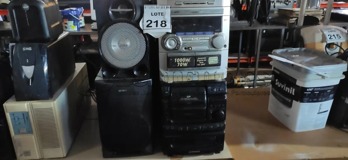 LOTE 218 - 02 APARELHOS DE SOM E 06 CAIXAS AVULSAS. (NO ESTADO) ATENÇÃO! FAZER A VISITAÇÃO ANTES DE ARREMATAR, NÃO SABEMOS SE FUNCIONA. LEILÃO NÃO TEM GARANTIA E NEM DEVOLUÇÃO, SUJEITO A POSSÍVEIS AVARIAS VISÍVEIS/OCULTAS E/OU AUSÊNCIA DE COMPONENTES.