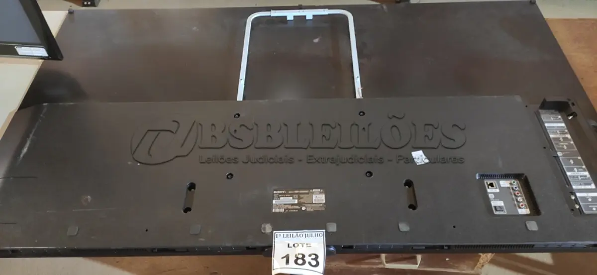 LOTE 183 - 01 TV LCD 65’’ MARCA SONNY. (NO ESTADO) ATENÇÃO! FAZER A VISITAÇÃO ANTES DE ARREMATAR, NÃO SABEMOS SE FUNCIONA. LEILÃO NÃO TEM GARANTIA E NEM DEVOLUÇÃO, SUJEITO A POSSÍVEIS AVARIAS VISÍVEIS/OCULTAS E/OU AUSÊNCIA DE COMPONENTES.