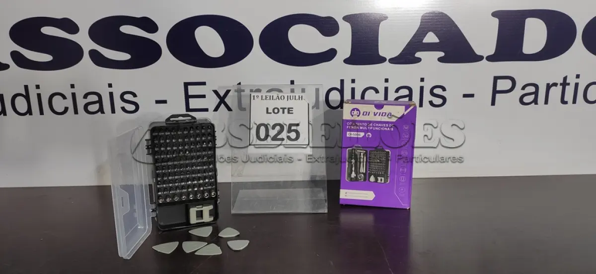 LOTE 025 - 01 CONJUNTO DE CHAVES DE FENDA MULTIFUNCIONAL.  (NO ESTADO) ATENÇÃO! FAZER A VISITAÇÃO ANTES DE ARREMATAR, NÃO SABEMOS SE FUNCIONA. LEILÃO NÃO TEM GARANTIA E NEM DEVOLUÇÃO, SUJEITO A POSSÍVEIS AVARIAS VISÍVEIS/OCULTAS E/OU AUSÊNCIA DE COMPONENTES.