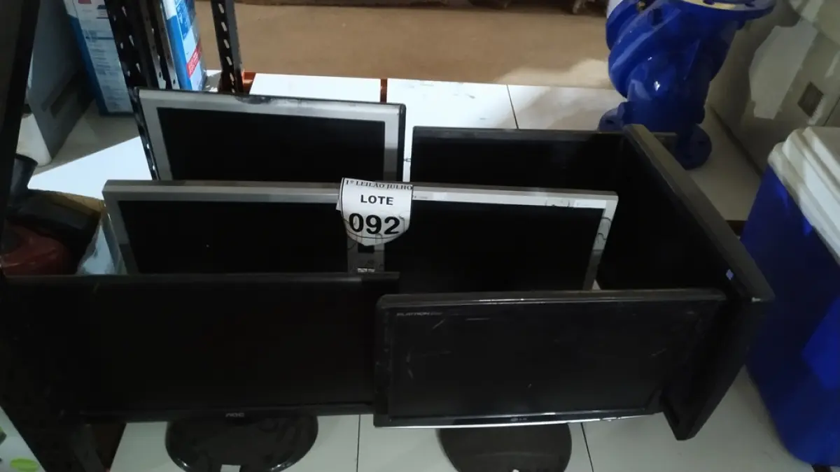 LOTE 092 - 07 MONITORES LCD DE MARCAS E MODELOS DIVERSOS. (NO ESTADO) ATENÇÃO! FAZER A VISITAÇÃO ANTES DE ARREMATAR, NÃO SABEMOS SE FUNCIONA. LEILÃO NÃO TEM GARANTIA E NEM DEVOLUÇÃO, SUJEITO A POSSÍVEIS AVARIAS VISÍVEIS/OCULTAS E/OU AUSÊNCIA DE COMPONENTES.