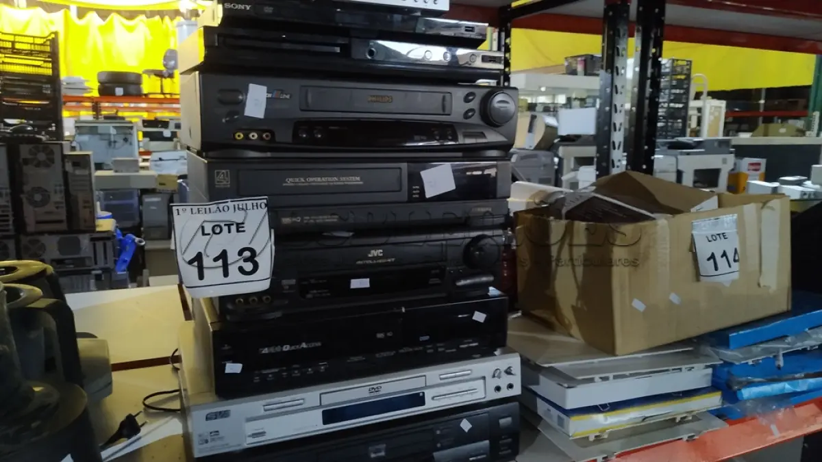 LOTE 113 - 04 APARELHOS DE VÍDEO CASSETE E 05 APARELHOS DE DVD. (NO ESTADO) ATENÇÃO! FAZER A VISITAÇÃO ANTES DE ARREMATAR, NÃO SABEMOS SE FUNCIONA. LEILÃO NÃO TEM GARANTIA E NEM DEVOLUÇÃO, SUJEITO A POSSÍVEIS AVARIAS VISÍVEIS/OCULTAS E/OU AUSÊNCIA DE COMPONENTES.