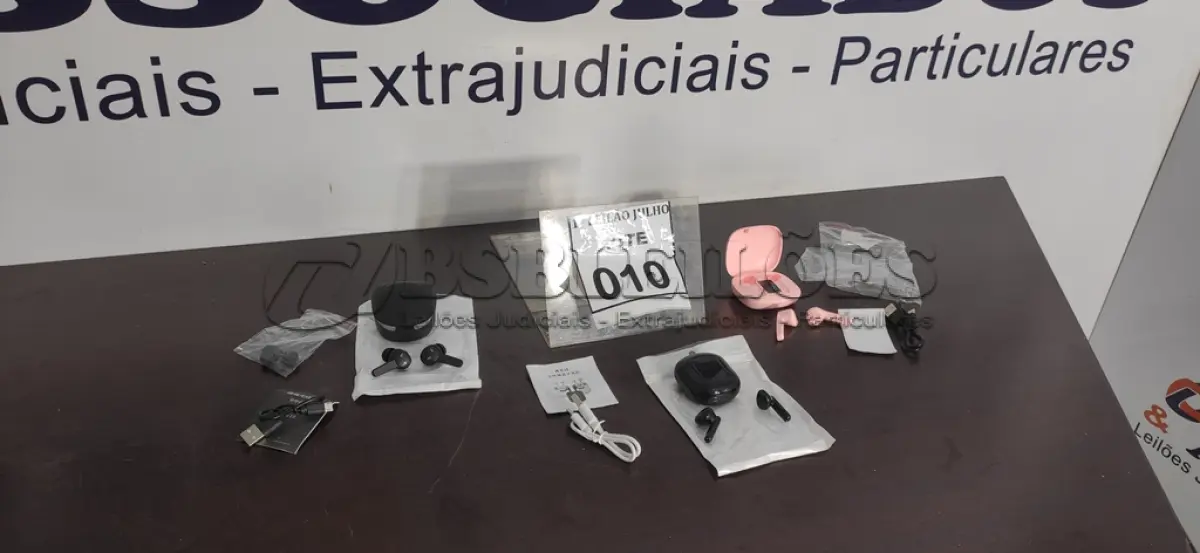 LOTE 010 - 02 FONES DE OUVIDO BLUETOOTH.  (NO ESTADO) ATENÇÃO! FAZER A VISITAÇÃO ANTES DE ARREMATAR, NÃO SABEMOS SE FUNCIONA. LEILÃO NÃO TEM GARANTIA E NEM DEVOLUÇÃO, SUJEITO A POSSÍVEIS AVARIAS VISÍVEIS/OCULTAS E/OU AUSÊNCIA DE COMPONENTES.