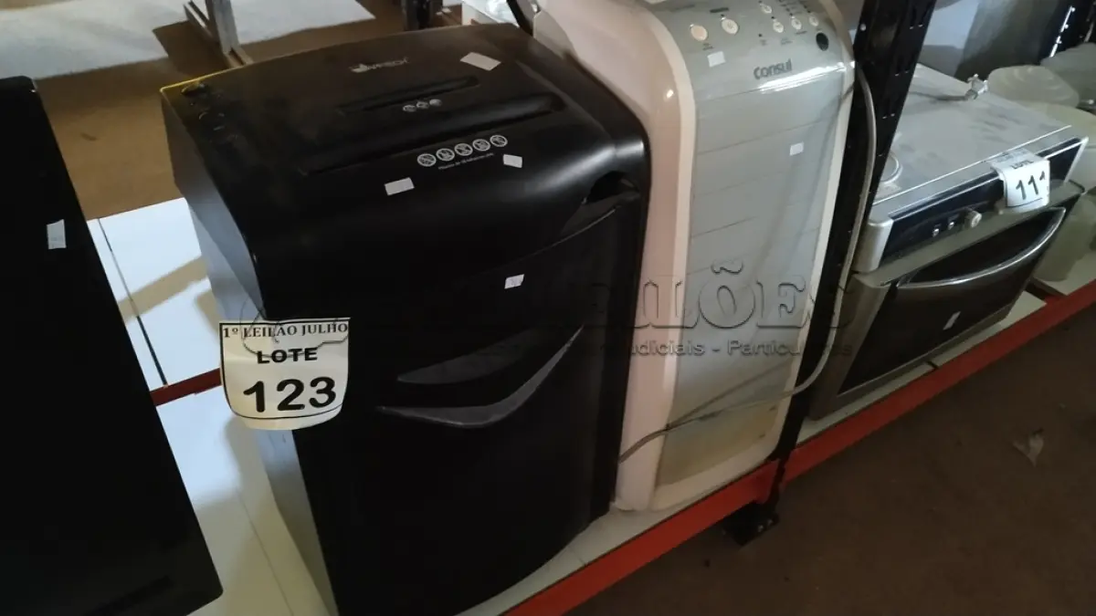 LOTE 123 - 01 FRAGMENTADORA DE PAPEL E 01 UMIDIFICADOR DE AR MARCA CONSUL. (NO ESTADO) ATENÇÃO! FAZER A VISITAÇÃO ANTES DE ARREMATAR, NÃO SABEMOS SE FUNCIONA. LEILÃO NÃO TEM GARANTIA E NEM DEVOLUÇÃO, SUJEITO A POSSÍVEIS AVARIAS VISÍVEIS/OCULTAS E/OU AUSÊNCIA DE COMPONENTES.