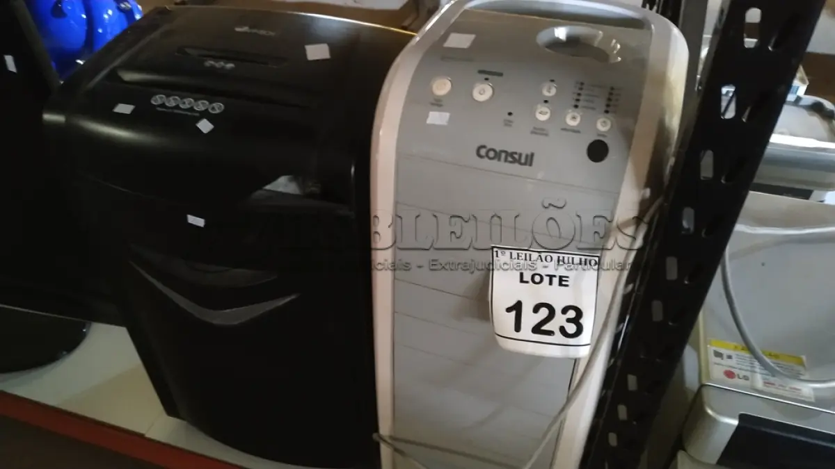 LOTE 123 - 01 FRAGMENTADORA DE PAPEL E 01 UMIDIFICADOR DE AR MARCA CONSUL. (NO ESTADO) ATENÇÃO! FAZER A VISITAÇÃO ANTES DE ARREMATAR, NÃO SABEMOS SE FUNCIONA. LEILÃO NÃO TEM GARANTIA E NEM DEVOLUÇÃO, SUJEITO A POSSÍVEIS AVARIAS VISÍVEIS/OCULTAS E/OU AUSÊNCIA DE COMPONENTES.