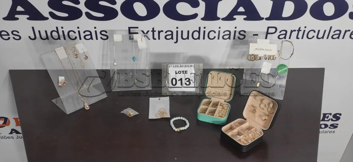 LOTE 013 - 01 LOTE COM DIVERSAS BIJUTERIAS. (NO ESTADO) ATENÇÃO! FAZER A VISITAÇÃO ANTES DE ARREMATAR, NÃO SABEMOS SE FUNCIONA. LEILÃO NÃO TEM GARANTIA E NEM DEVOLUÇÃO, SUJEITO A POSSÍVEIS AVARIAS VISÍVEIS/OCULTAS E/OU AUSÊNCIA DE COMPONENTES.